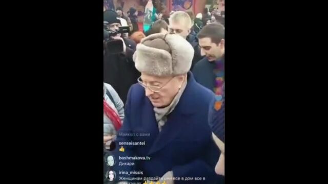 Жириновский сжалившись над холопами и крепостными раздал по косарику на Красной площади