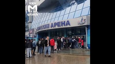 Бесконечная очередь у ледового дворца Нижнекамска