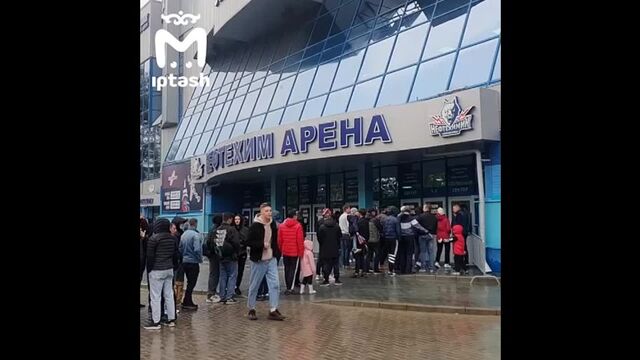 Бесконечная очередь у ледового дворца Нижнекамска