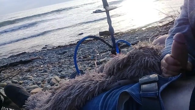 Девушка отсосала прямо на пляже около моря