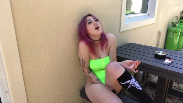 Big titty goth gf vibrates, smokes & creams her soul out