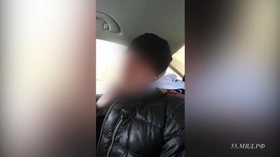 Общение сотрудников ГИБДД с водителем микроавтобуса в нетрезвом состоянии