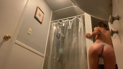 Брат поставил скрытую камеру в ванной