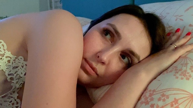 Мачеха и пасынок делят кровать в гостиничном номере