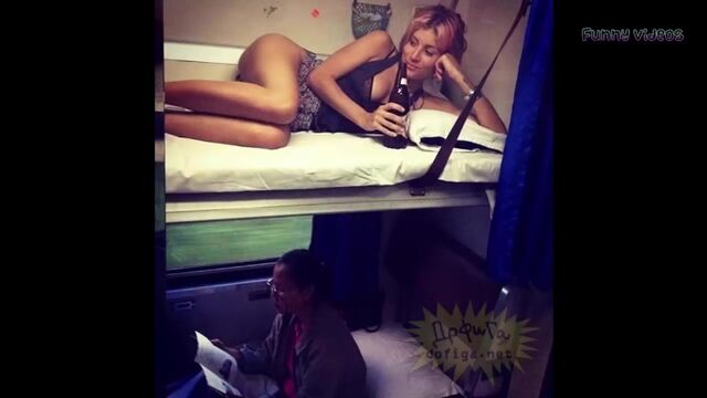 Засветы девушек в поезде under the skirt