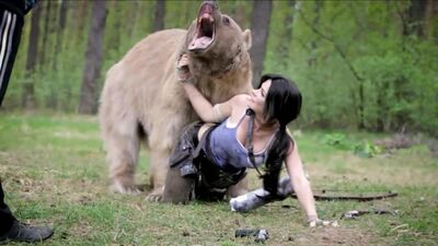 BEAUTIFUL GIRL POSES WITH A BEAR FOR LARA CROFT COSPLAY