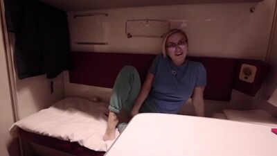 Секс с соседкой по вагону, приятное время провождение