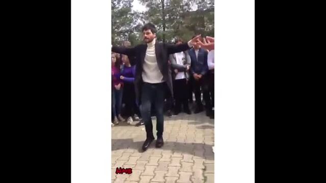 Акын Акынозю (Миран Асланбей) танцует