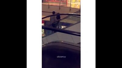 Экин Мерт Даймаз и Ханде Эрчель в торговом центре