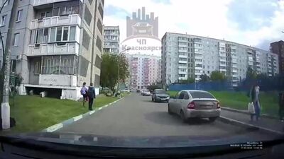Детские игры в Красноярске: кирпич прилетел в стекло автомобиля