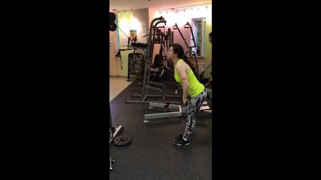 Пуловер стоя в кроссовере, выполняет Марина, член клуба RE:fit на ул. 8 марта,59, тренер Алсу!