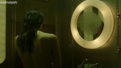 Мокрая после душа - Мелисса О’Нил (Melissa O'Neil) в сериале "Тёмная материя" (Dark Matter, 2015) s01e12 (1080p)