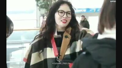 Hyuna hugging the fans is the sweetest shit I’ve ever seen how could someone hate this beautiful angel