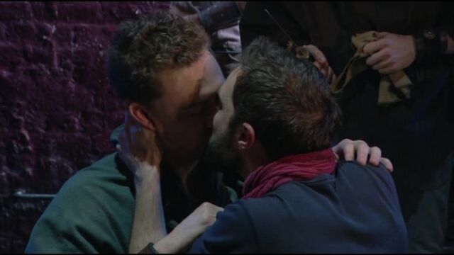 Tom Hiddleston gay kiss from Coriolanus Part 2