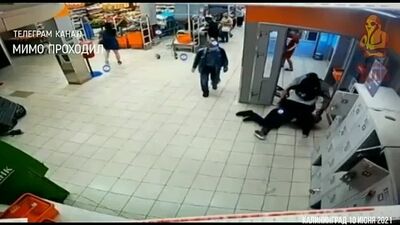 Покупатель избил охранника. Калининград 10.06.21