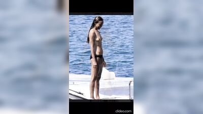 Zoe Saldana - коллекция сексуальных и топлесс фотографий