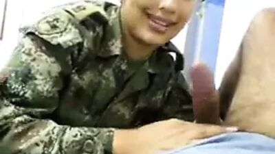 Настоящая латинская женщина-солдатка военная сосет член