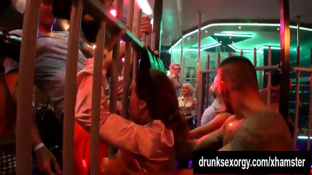 Би-клубные крошки занимаются публичной секс-оргией