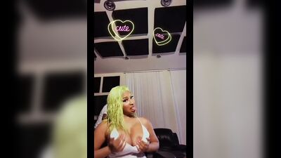 Nicki Minaj играет с ее гигантскими сиськами, у нее выскользнул сосок