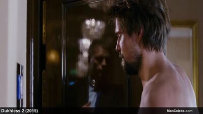 Актер Данила Козловский в рубашке и нижнем белье в фильме
