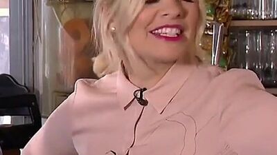 Holly Willoughby подглядывает в лифчике