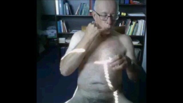 Дедушка кончает в стакан