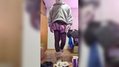 Гей-сисси-щель моделирует угги в шубе и плаге лисохвоста