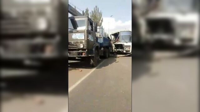 Автобус въехал в КамАЗ в Омске (26.08.2017)
