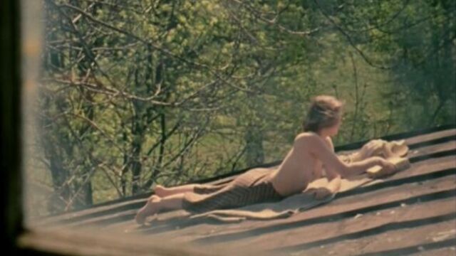 Жанна Болотова голая в фильме "Подранки" (1977, Николай Губенко)