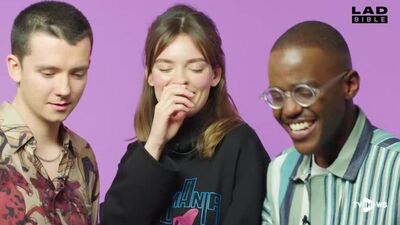 Актеры Полового воспитания играют в “Животный таймер“ в русской озвучке TV Shows