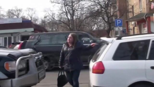 Активистов "СтопХама" во Владивостоке отпинали во время расклейки наклеек