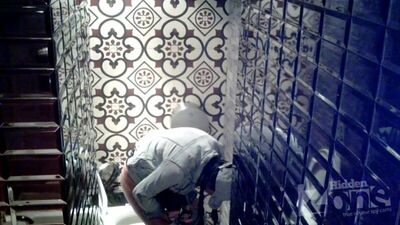 Женский писс на скрытую камеру. в туалете сортире piss БРЮНЕТКА ПОКАЗАЛА КРАСИВЫЙ АНАЛ