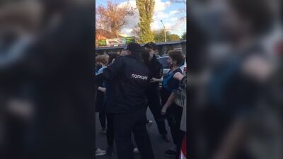 Женщины отбили у полиции нарушителя масочного режима