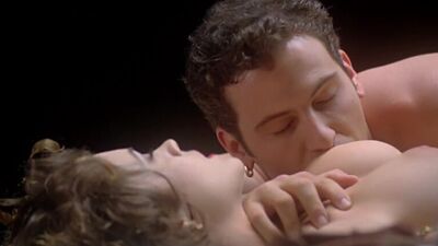 Алисса Милано (Alyssa Milano) голая в фильме «Объятие вампира» (1995)