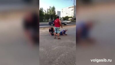 Алкаши устроили бои без правил на улице