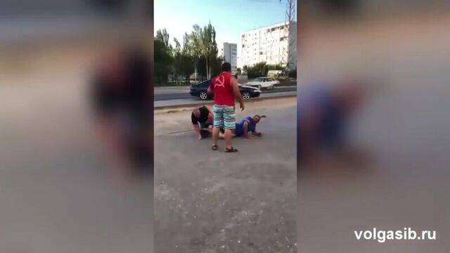 Алкаши устроили бои без правил на улице