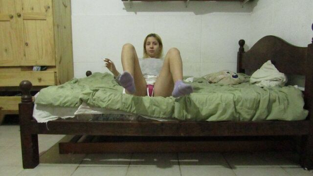 18-летняя девушка трахается - пока мама ждет ее дома, она трахает своего отчима
