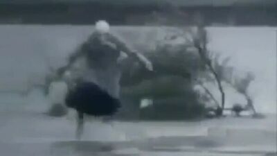 Бабка бежит по лужам