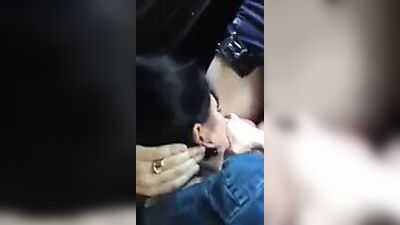 Возбужденная казахская шлюшка сосет хуй в машине