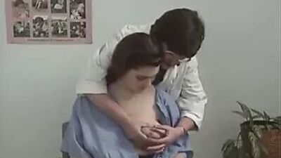 Старуха доит отвисшую сиську молодой женщины