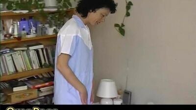 OmaPass жирная бабушка играет с куклой