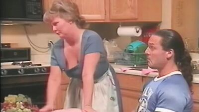 Джун соблазняет бойфренда ее дочки шоколадным печеньем
