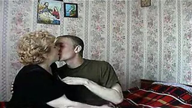 Русскую бабушку трахнул молодой паренек