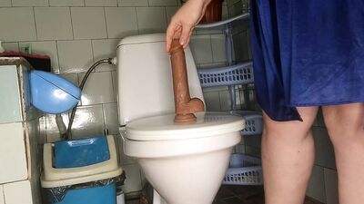 Фигуристая милфа писает и трахается с ее дилдо в туалете