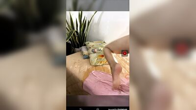 Вьетнамская девушка мастурбирует и сквиртует на xhamsterlive