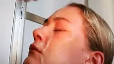 Дешевая уличная проститутка принимает большую порцию спермы (14)