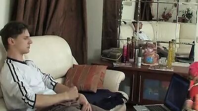 Горячая мама-блондинка застукала сына за дрочкой и занялась с ним сексом