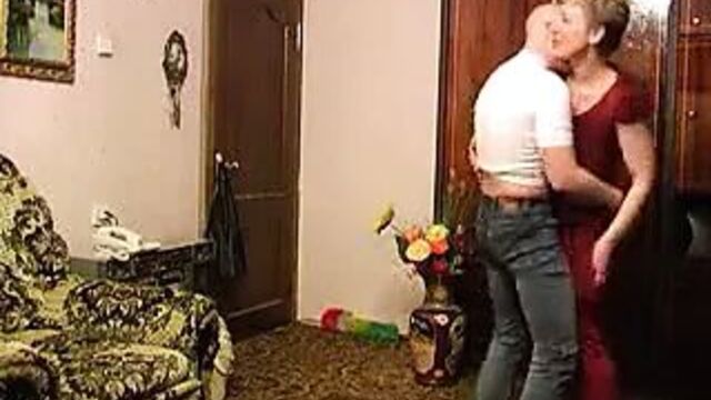 Пожилая женщина занимается сексом с молодым мужчиной