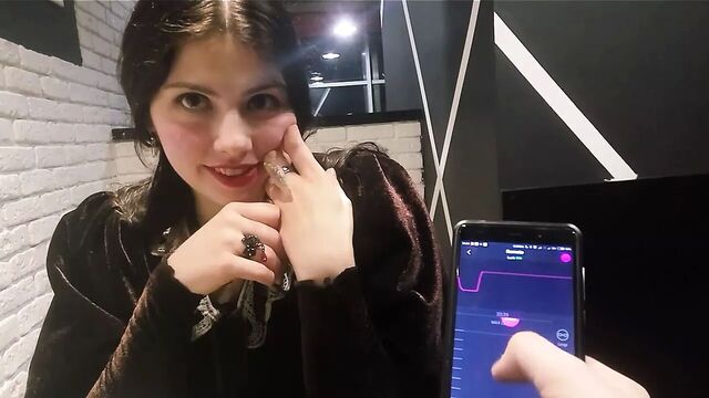 Вибрирующие трусики в ресторане