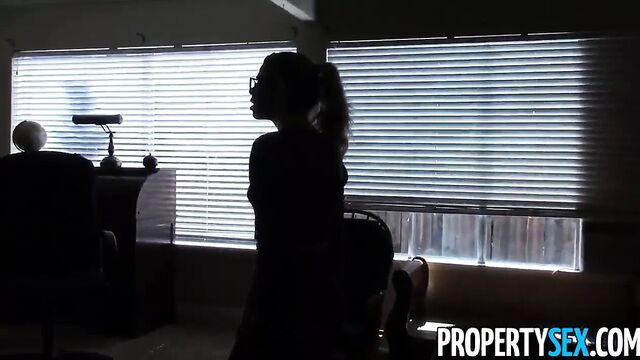 PropertySex - невинная риэлтор превращается в возбужденного секс-демона